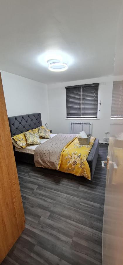 1 Bedroom Service Apartment With Netflix 웨스트 서록 외부 사진