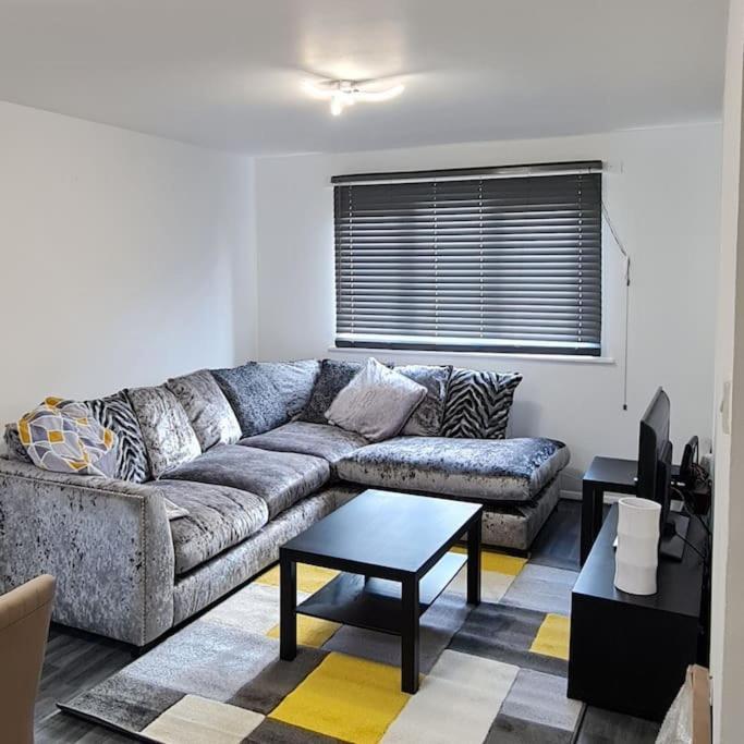 1 Bedroom Service Apartment With Netflix 웨스트 서록 외부 사진