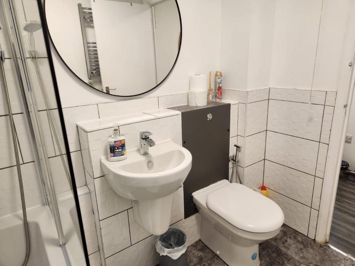1 Bedroom Service Apartment With Netflix 웨스트 서록 외부 사진