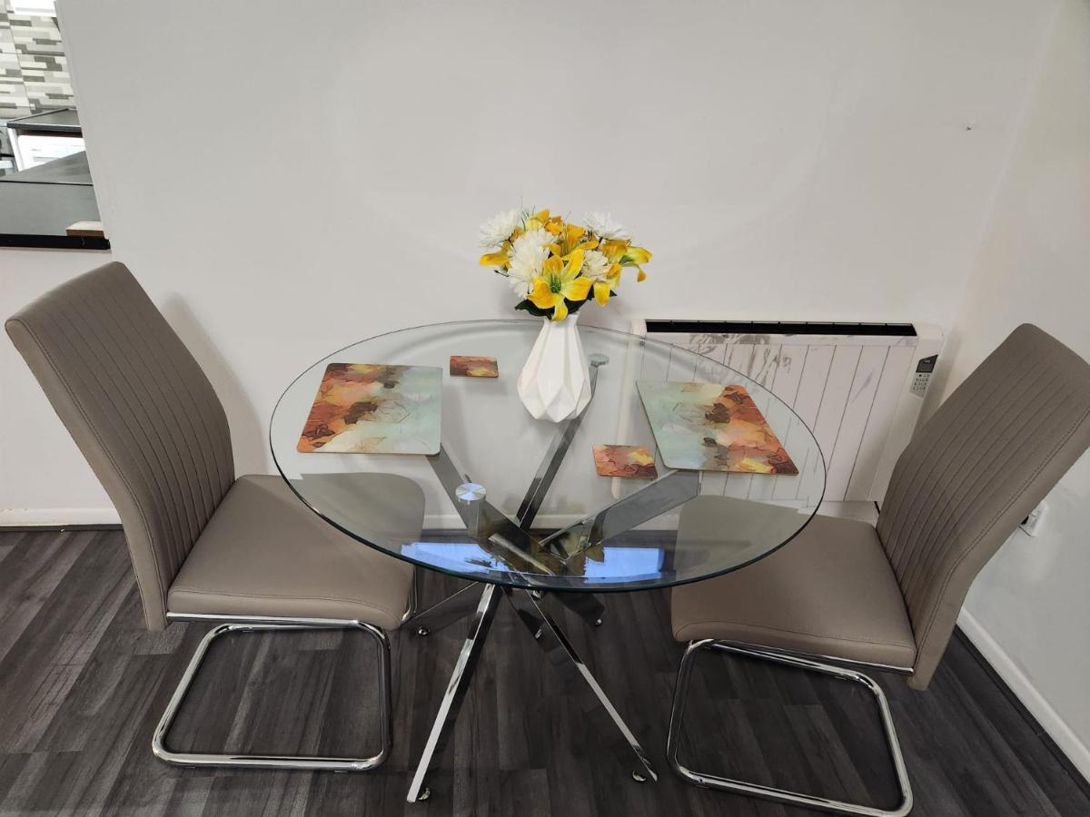 1 Bedroom Service Apartment With Netflix 웨스트 서록 외부 사진