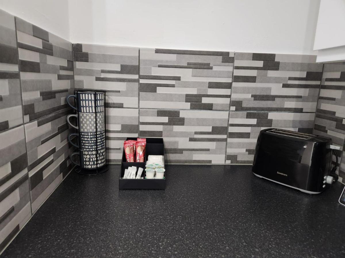 1 Bedroom Service Apartment With Netflix 웨스트 서록 외부 사진
